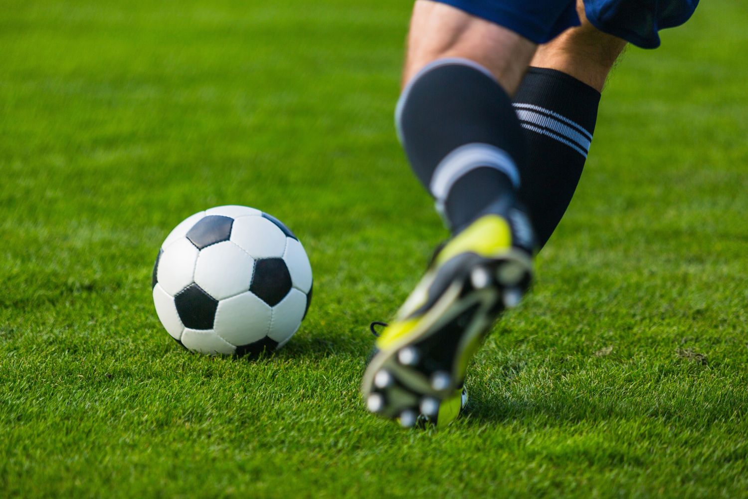 abandonné bébé, il devient star du football et millionnaire ses parents veulent désormais récupérer leur part